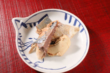 画像をギャラリービューアに読み込む, 熊野灘や伊勢志摩産の天然魚の無添加レトルトスティックお魚ごはんがお皿に盛り付けられている。お魚が切り身状に重なっており、主だった骨もワタも入っていない様子が確認できる。