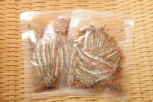 画像をギャラリービューアに読み込む, 熊野灘や伊勢志摩産の天然魚の無添加レトルトフレークお魚ごはんのパック2個。レトルトパウチパックは常温保存可能な製法に使われ、犬猫だけでなく人も一緒に食べられる防災食として、小魚がそのまま入っている様子が確認できる。