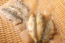 画像をギャラリービューアに読み込む, 熊野灘や伊勢志摩産の天然魚の無添加レトルトフレークお魚ごはんのパック2個。レトルトパウチパックは常温保存可能な製法に使われ、犬猫だけでなく人も一緒に食べられる防災食として、小魚がそのまま入っている様子が確認できる。